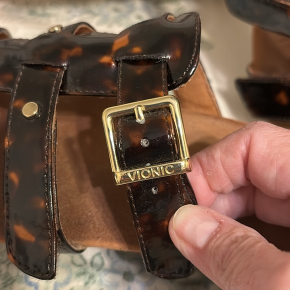 Vionic 2 inch wedge backless sandal size 7 tortoise colored with gold hardwear. - Picture 6 of 6